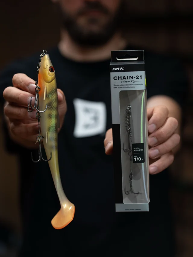 Strength, precision and freedom of movement 🪝
The balance we aim for in every setup. The BlackShad rigged on the BKK Chain-21 🤝🏼

#blackbayfishing #blackshad #bkkchain21 #bkkhooks #pikefishing #predatorfishing #pikeangling #fishinggear #rigsetup #lurefishing #freshwaterfishing #pikelures #fishinglife #catchandrelease #fishingeurope