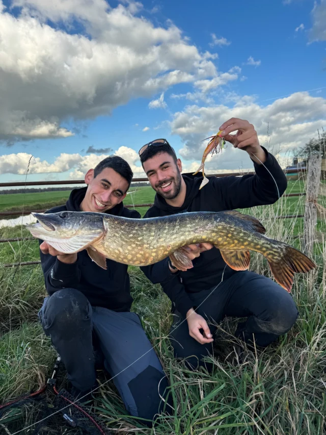 Pro staff in full force, rocking the new merch and putting the Beetle Jr to work 🎣🔥 Moments like these remind us why we do it. Fishing has a way of bringing people together 👊🏼

#blackbayfishing #beetlejr #blackbaymerch #pikefishing #fishinggear